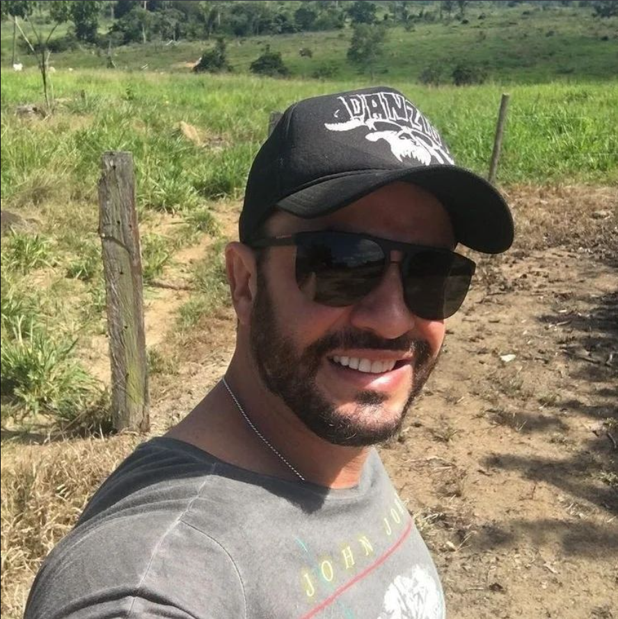 <em>Alejandro Cruz S.</em>